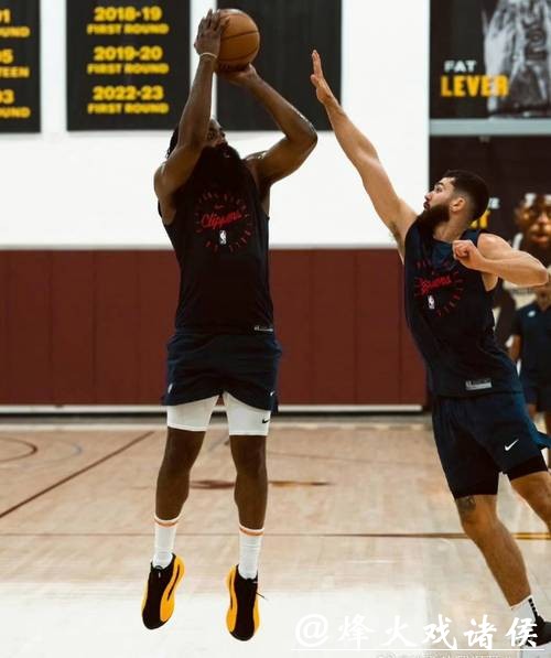 莱昂纳德休赛期接受膝盖手术 目前仍未痊愈